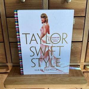 Taylor Swift Style - Fashion Through the Eras by Sarah Chappelle